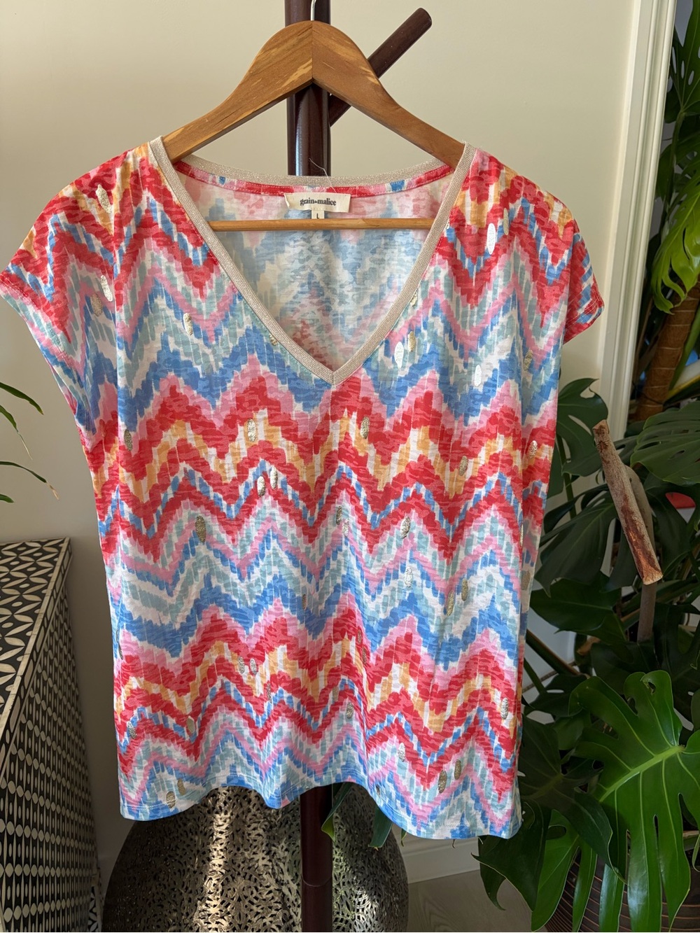 V-Neck Chevron Print Short Sleeve Top — Multi